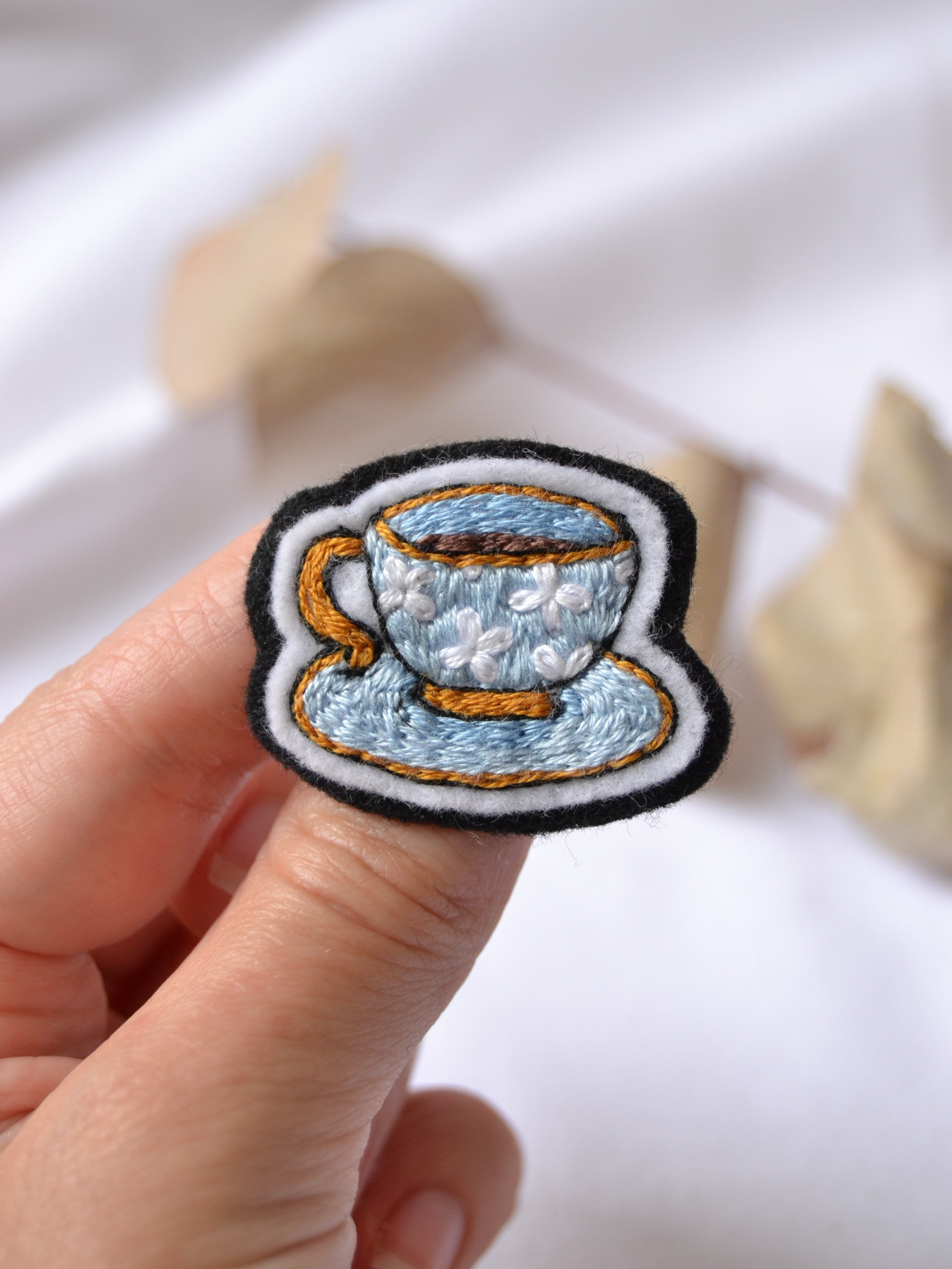 Spilla ricamata - Tazza azzurra