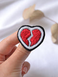 Spilla ricamata - Cuore spezzato