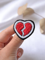 Spilla ricamata - Cuore spezzato