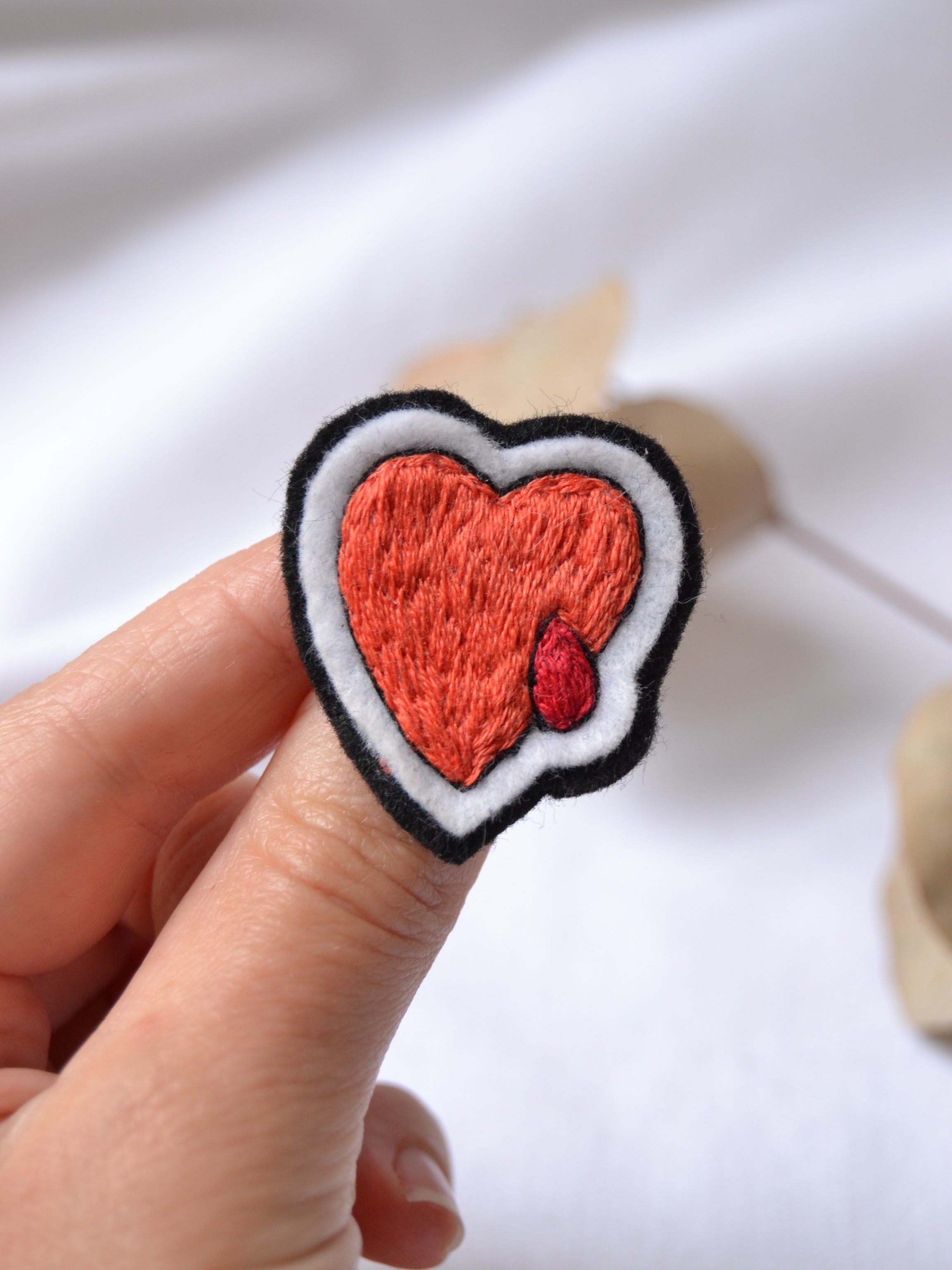 Spilla ricamata - Cuore sanguinante